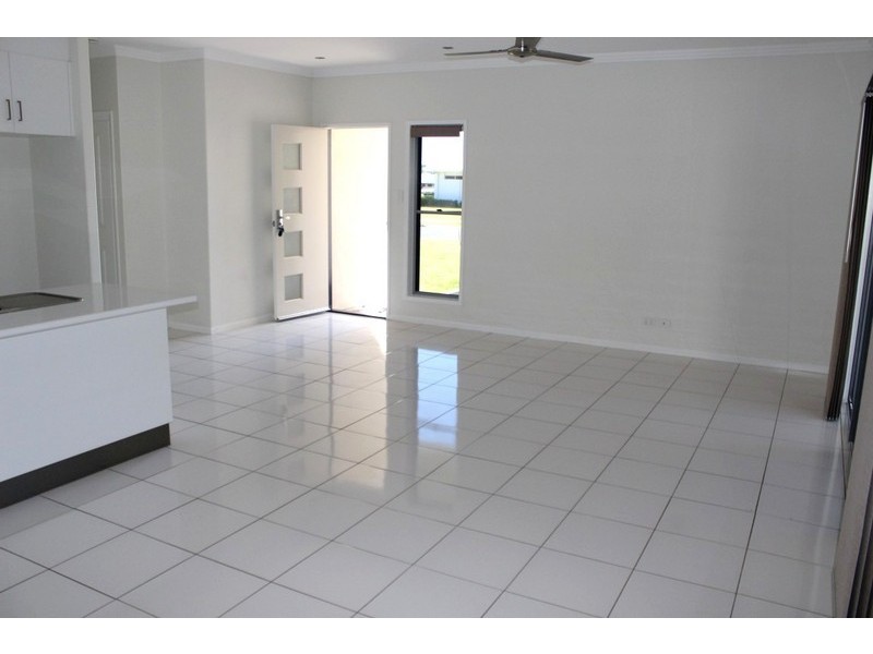 2/4 Yering Street, Emerald QLD 4720