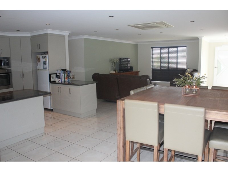 5 Mooney Crescent, Emerald QLD 4720
