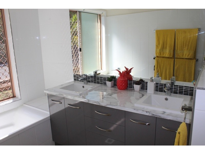 16 Batavia Court, Emerald QLD 4720