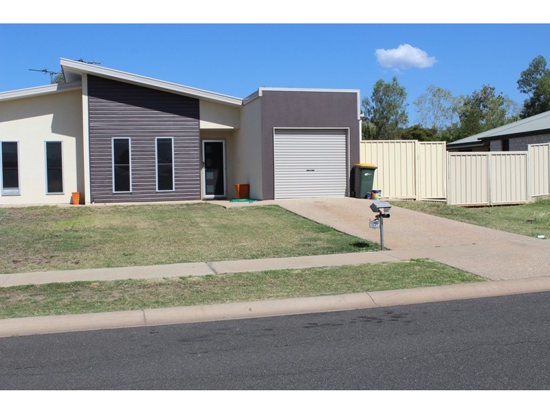 2/27 Blue Gum Dr, Emerald QLD 4720