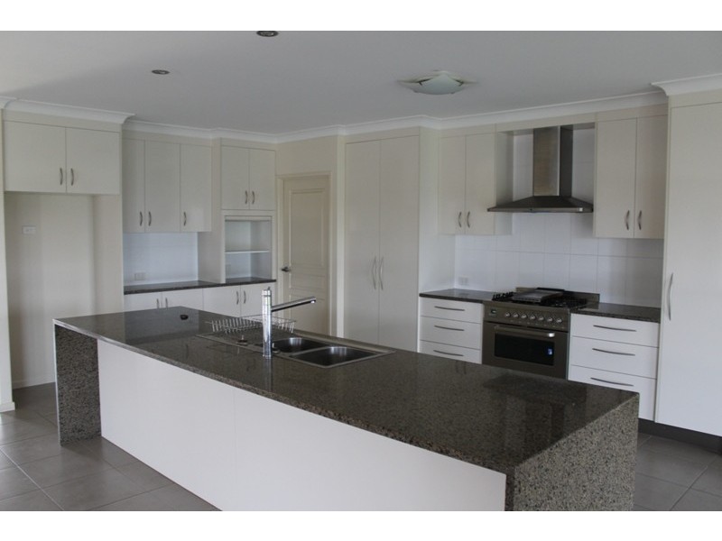 50 Lakeside Drive, Emerald QLD 4720