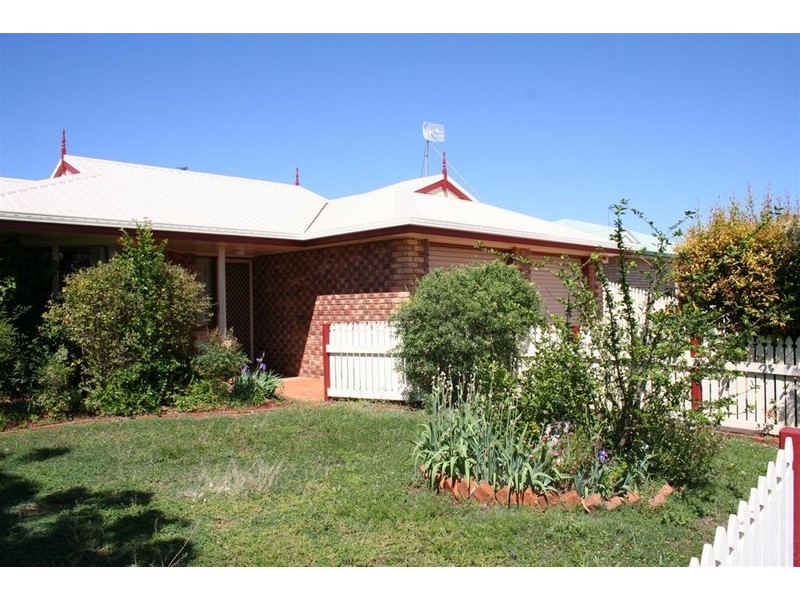 24 Hennenlotter Ct, Kearneys Spring QLD 4350