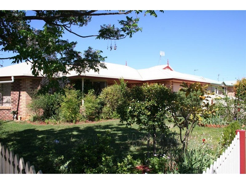 24 Hennenlotter Ct, Kearneys Spring QLD 4350