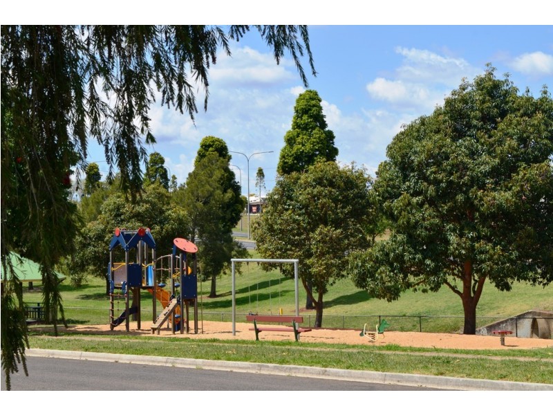 15 Armstrong Street, Wilsonton QLD 4350