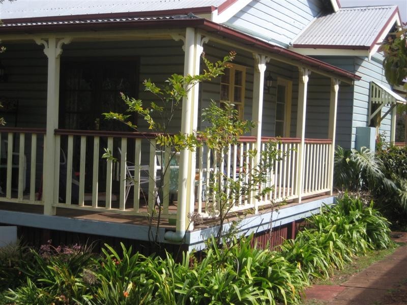 21 Glendower Street, Mount Lofty QLD 4350