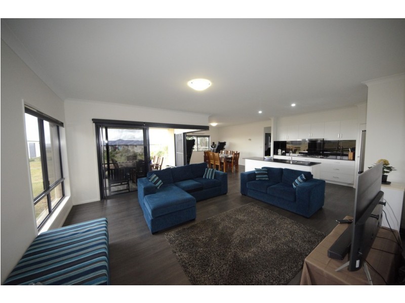 14 Hilltop Drive, Gowrie Junction QLD 4352