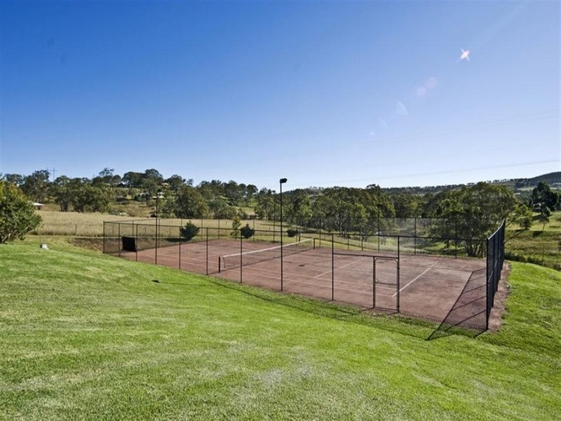 8 Echidna Cres, Hodgson Vale QLD 4352