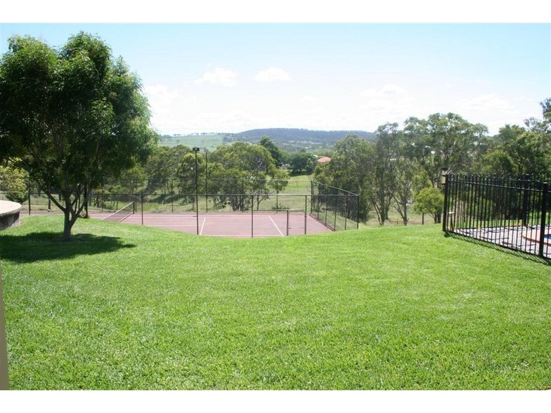 8 Echidna Cres, Hodgson Vale QLD 4352