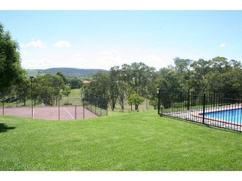 8 Echidna Cres, Hodgson Vale QLD 4352