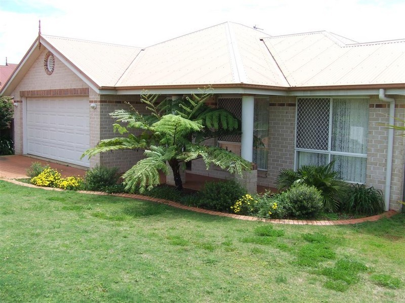 9 Chelwyn, Middle Ridge QLD 4350