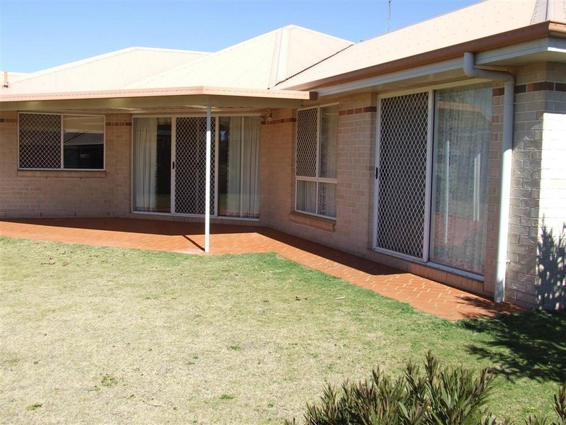 9 Chelwyn, Middle Ridge QLD 4350