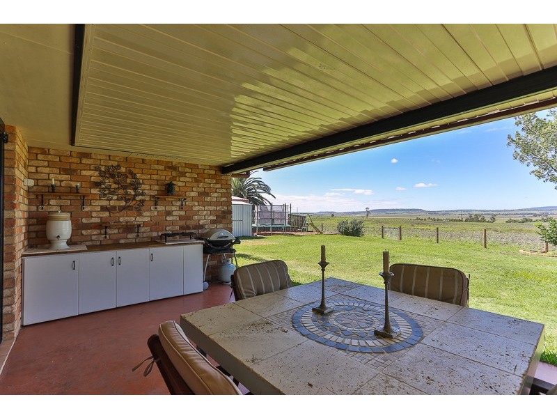 15 Cameron Street, Wyreema QLD 4352