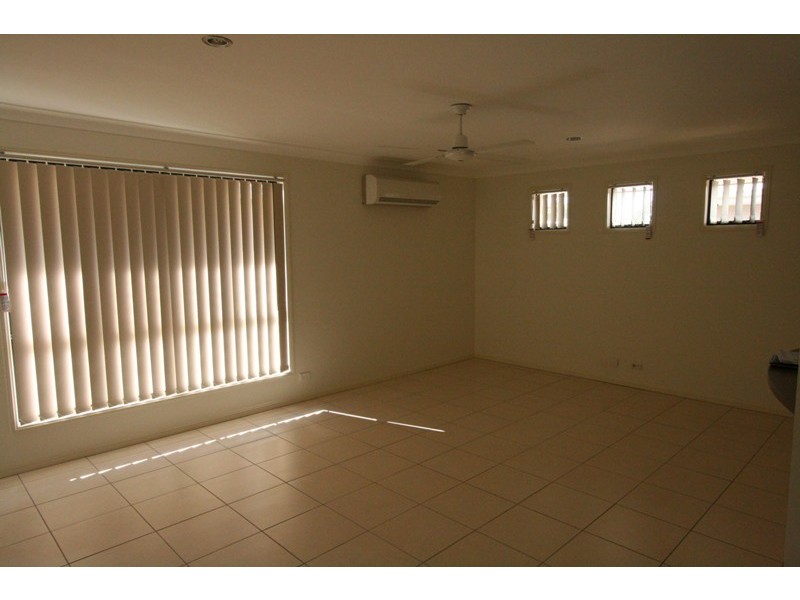 27 Rymera Crescent, Gumdale QLD 4154