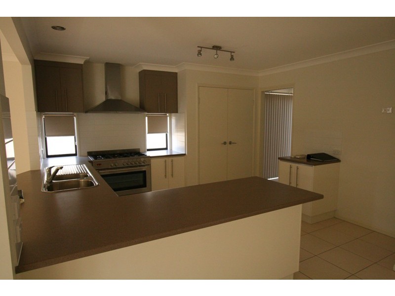 27 Rymera Crescent, Gumdale QLD 4154