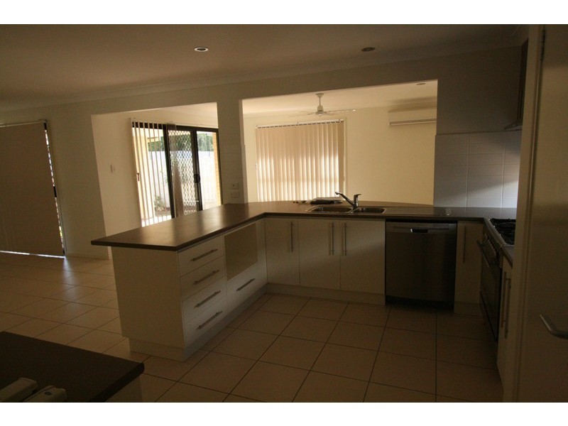 27 Rymera Crescent, Gumdale QLD 4154