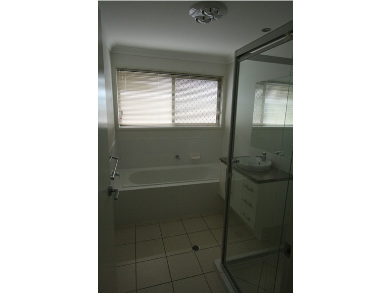 27 Rymera Crescent, Gumdale QLD 4154