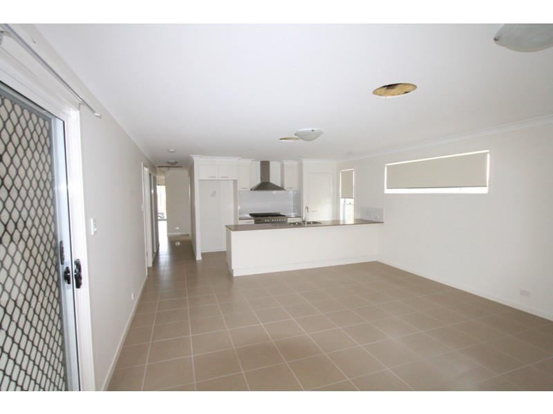 8 Bailey Street, Wakerley QLD 4154