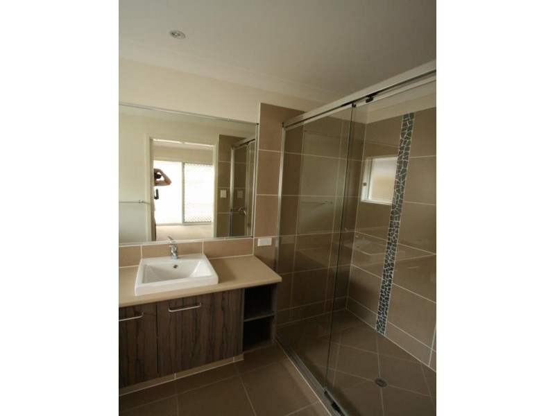 8 Bailey Street, Wakerley QLD 4154