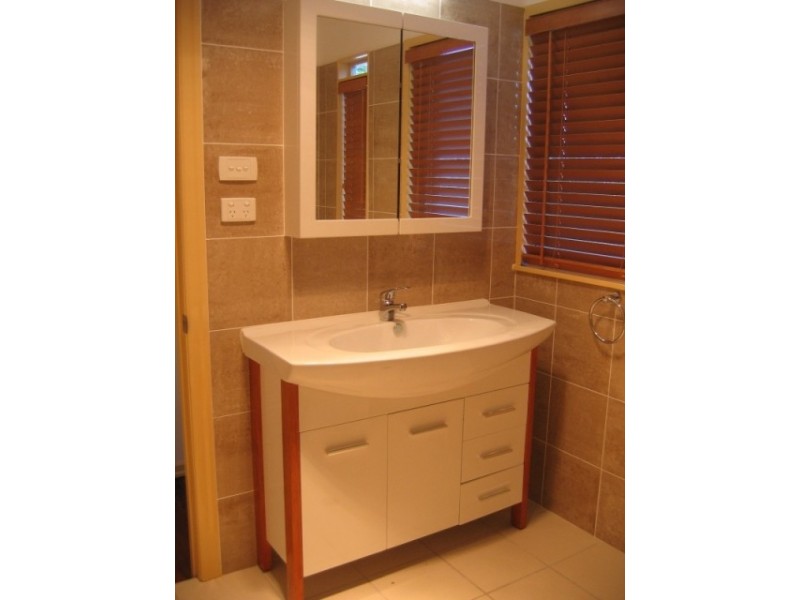 87 Moreton Avenue, Wynnum QLD 4178