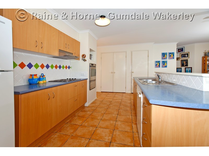 5 Manor Cr, Wakerley QLD 4154
