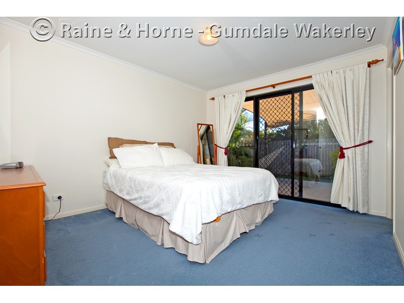 5 Manor Cr, Wakerley QLD 4154