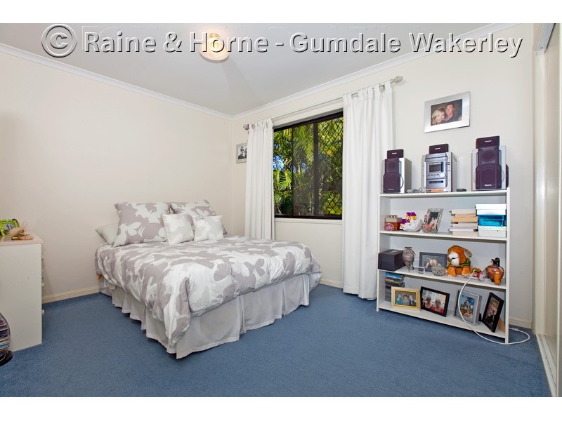 5 Manor Cr, Wakerley QLD 4154