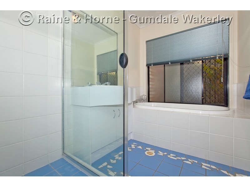 5 Manor Cr, Wakerley QLD 4154