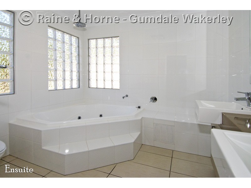 8 Glider Close, Wakerley QLD 4154