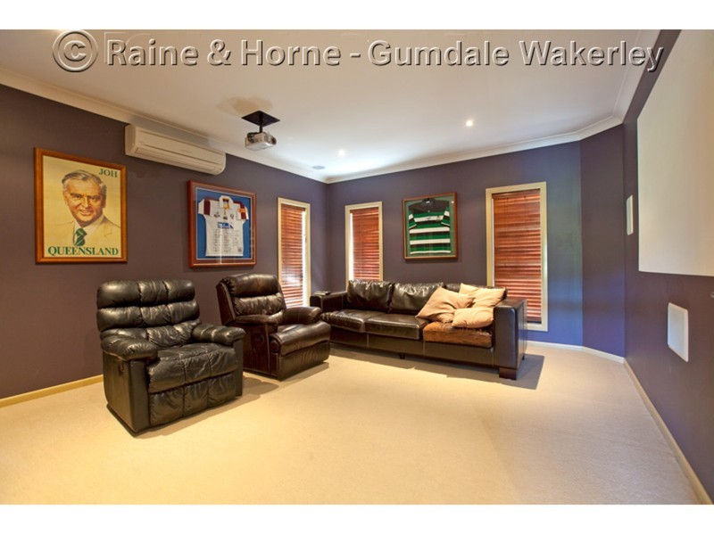 8 Olive Place, Carindale QLD 4152