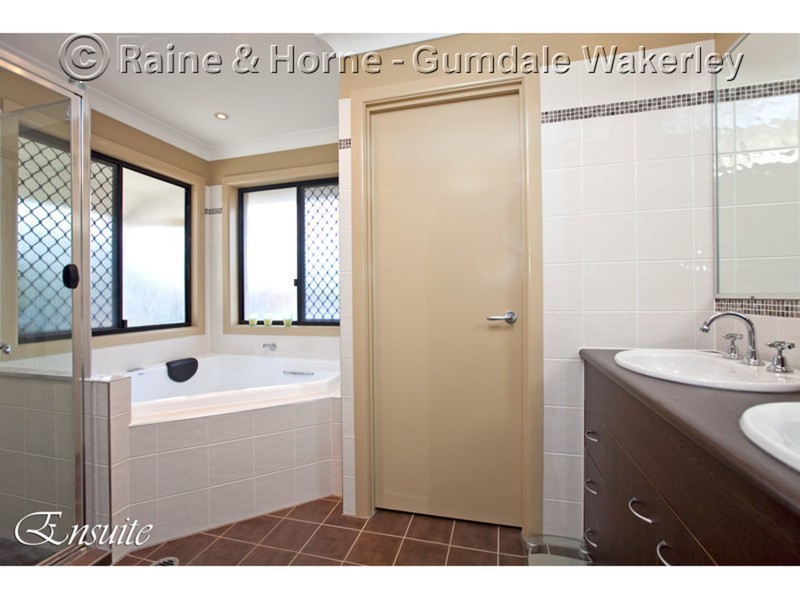 8 Olive Place, Carindale QLD 4152