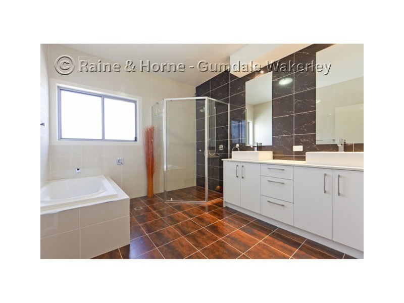 11 Peregian Close, Manly West QLD 4179