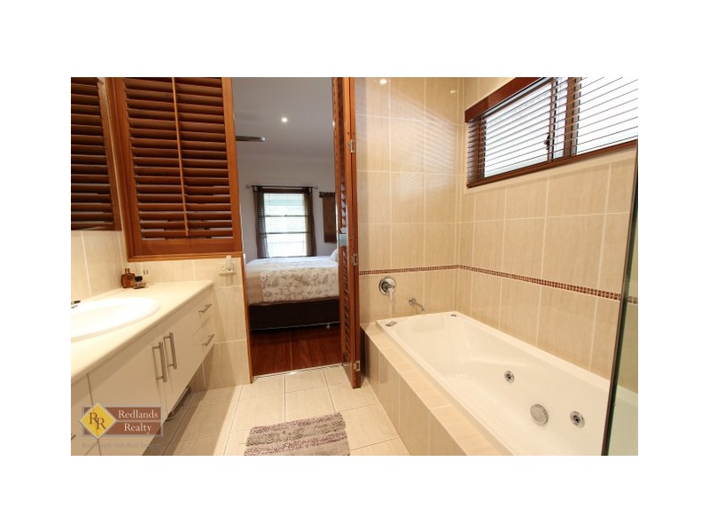 42 Valley Road, Wellington Point QLD 4160