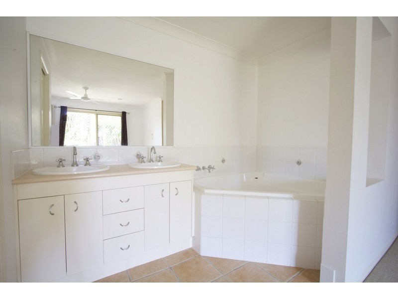 18 Hilliards Park Drive, Wellington Point QLD 4160