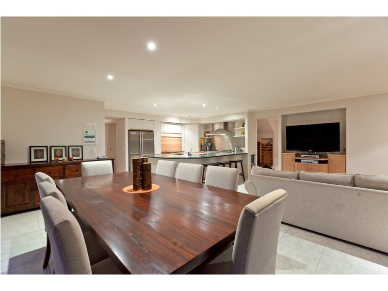 16 Carling Court, Raby Bay QLD 4163