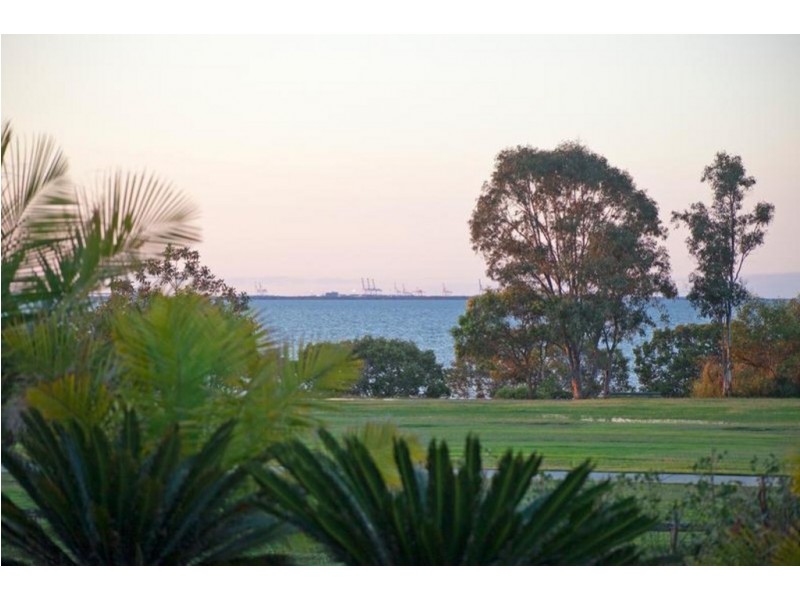 6 Commodore Drive, Birkdale QLD 4159