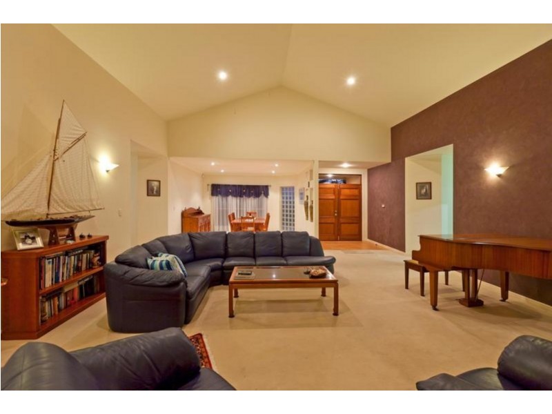 6 Commodore Drive, Birkdale QLD 4159