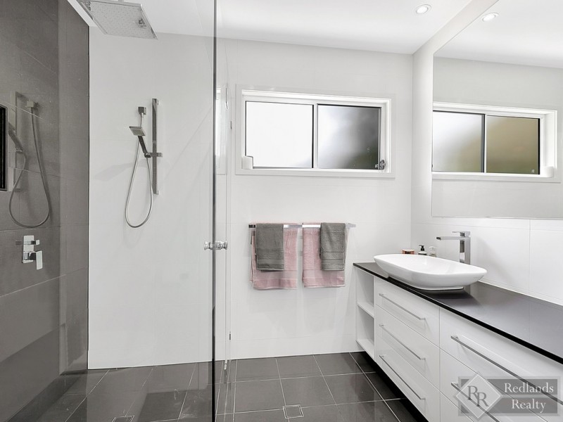 6 Daveson Road, Birkdale QLD 4159