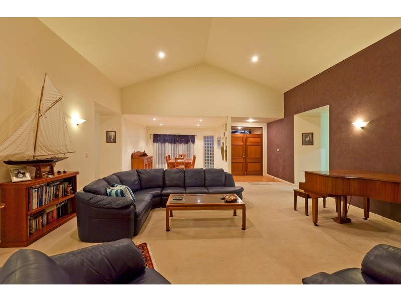 6 Commodore Drive, Birkdale QLD 4159