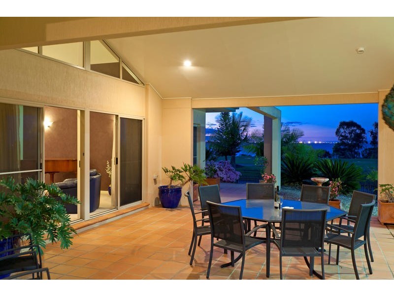 6 Commodore Drive, Birkdale QLD 4159