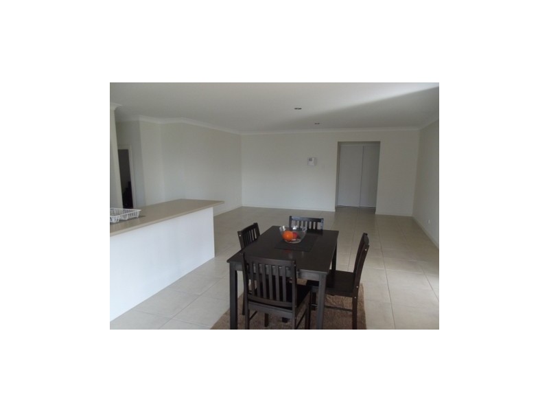 5 Magnetic Place, Redland Bay QLD 4165
