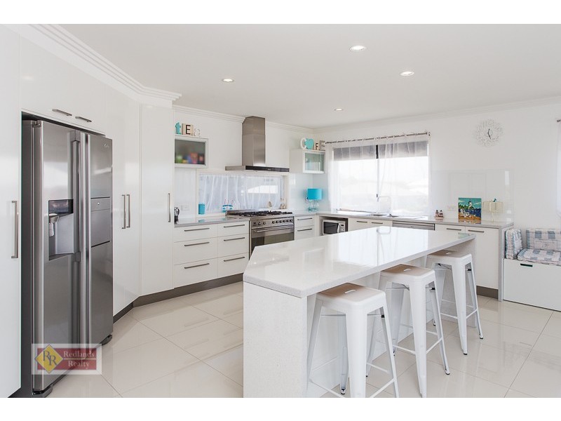 8 Turtle Place, Redland Bay QLD 4165