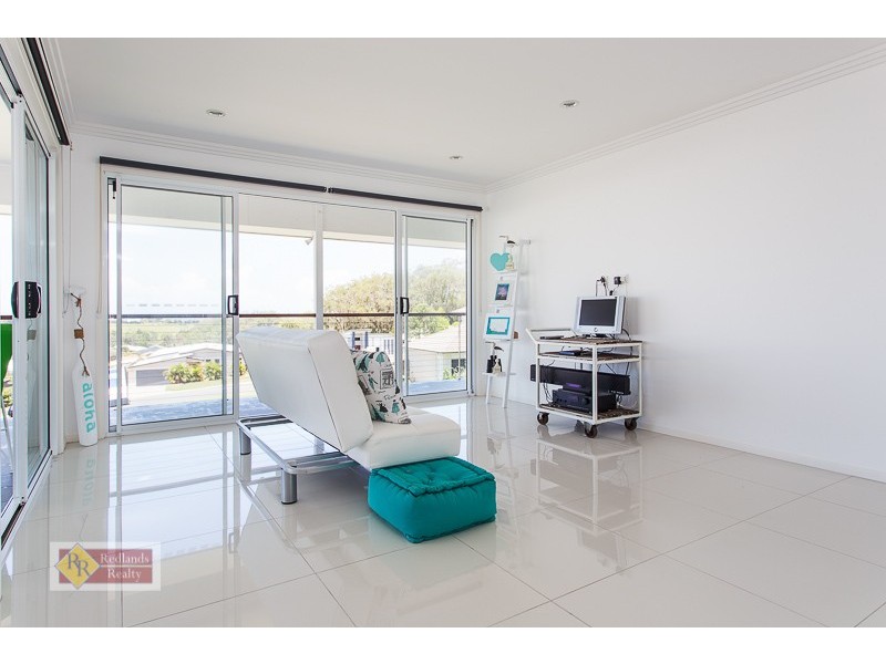 8 Turtle Place, Redland Bay QLD 4165