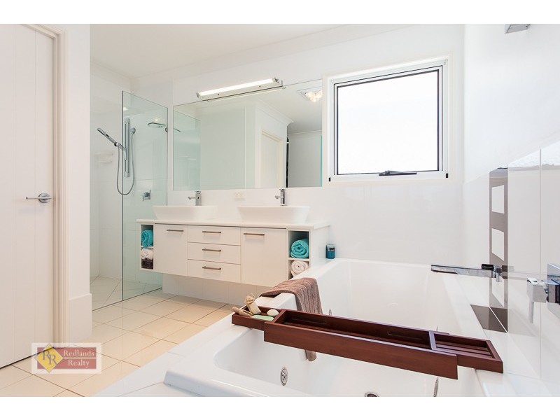 8 Turtle Place, Redland Bay QLD 4165