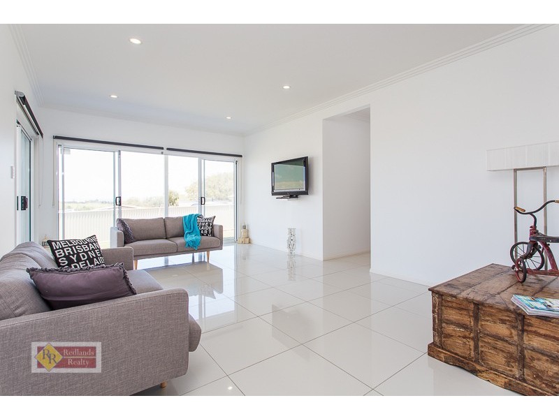 8 Turtle Place, Redland Bay QLD 4165