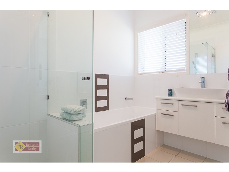 8 Turtle Place, Redland Bay QLD 4165