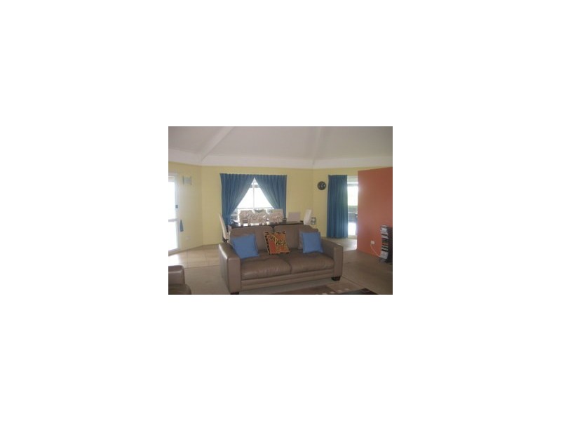 76 Beelong St, Macleay Island QLD 4184