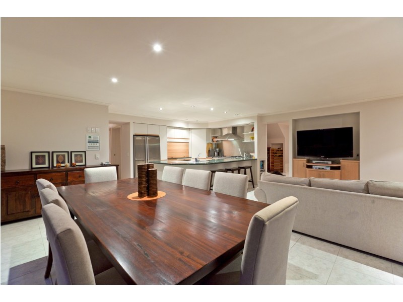 16 Carling Court, Raby Bay QLD 4163