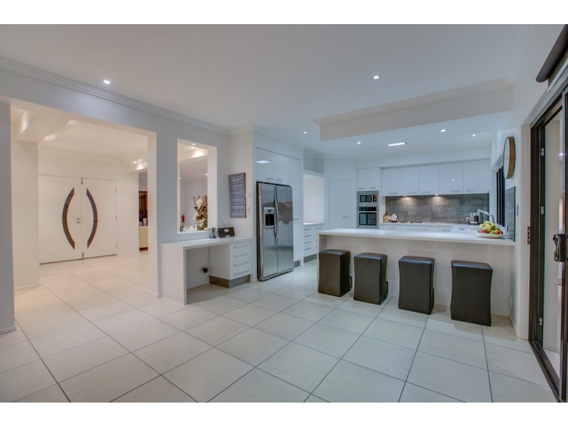 4 Bayfields Avenue, Wellington Point QLD 4160