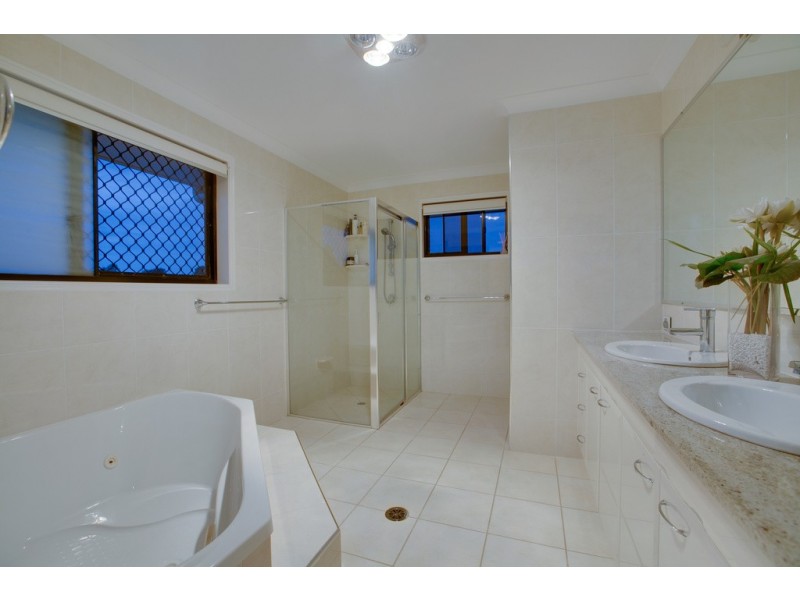 4 Bayfields Avenue, Wellington Point QLD 4160