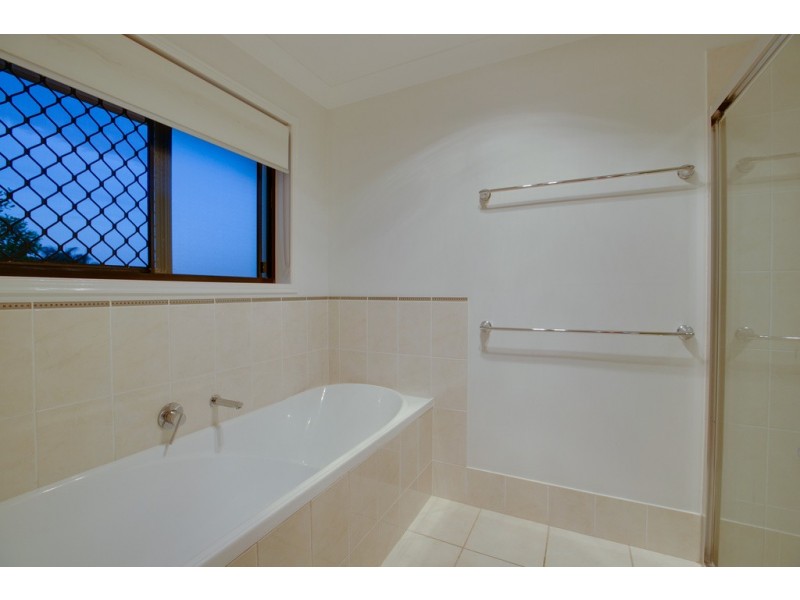 4 Bayfields Avenue, Wellington Point QLD 4160